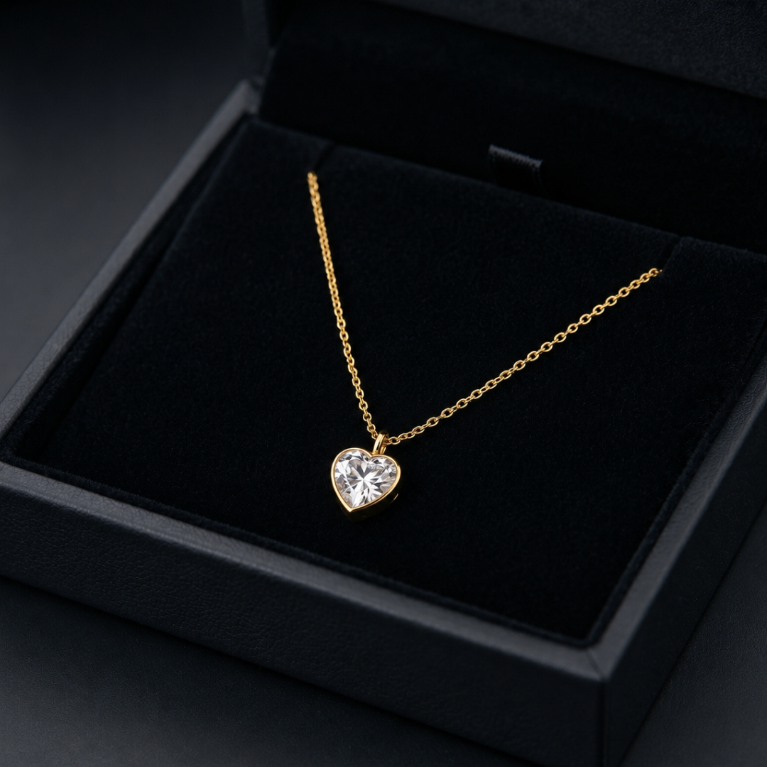 Collar dorado de corazón incluido en Rosa Eternity