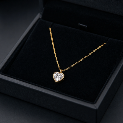 Collar dorado de corazón incluido en Rosa Eternity