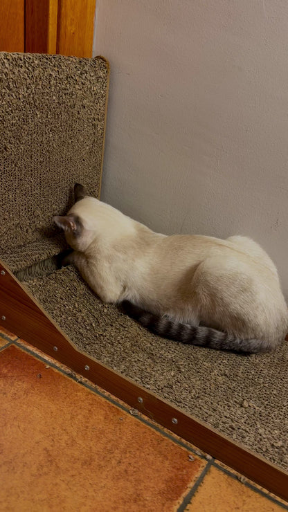 Rascador para Gatos de Madera i Sisal – Diseño Vertical y Juguete Interactivo